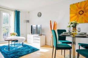 Three-bed House 5mins to the Beach with Free Parking